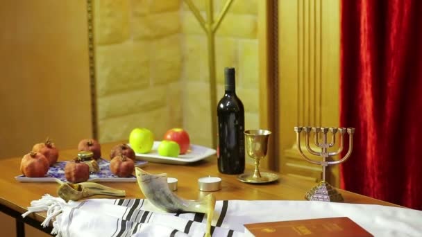 Sinagog tablo Rosh Hashanah sembolleridir: davranır ve shofaras yanında Talith ve mumlar. — Stok video