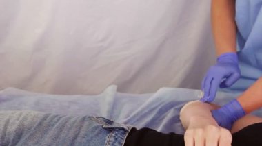 Şevval özçelik güzellik kadın elinde istemci elinden kambur yardımıyla saç kaldırmak.