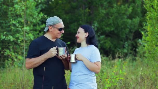 Ευτυχισμένο Ζευγάρι Άνδρα Και Γυναίκας Στην Άκρη Του Δάσους Πίνοντας — Αρχείο Βίντεο