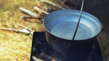 Kapak pot bir tahta kaşıkla bir kadının el yükseltir.