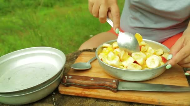 Une femme remue une salade de fruits avec une cuillère . — Video