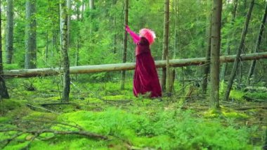 Kırmızı orman genç cadı personeli başının üzerinde kandıracak.