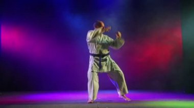 Karate punches renkli duman bir zemin üzerine bir adam gösterir