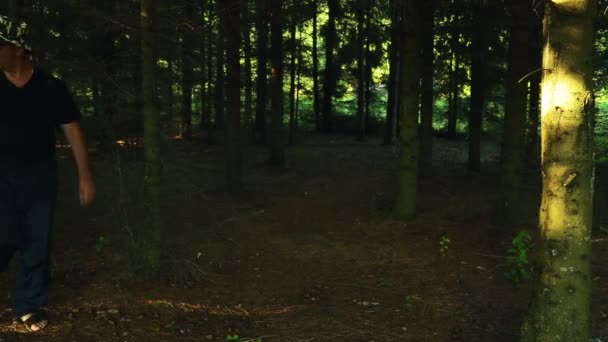 バックパックで男と女の観光客が森を行く. — ストック動画