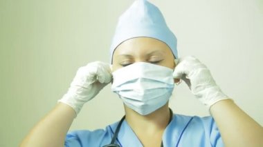 Kadın doktor tıbbi maske onun yüzünden kaldırır..