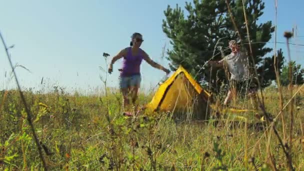 一个男人和一个女人在森林的空地上搭帐篷 时间圈 — 图库视频影像