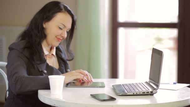 Een Jonge Vrouw Zit Een Café Werkt Een Tablet Slow — Stockvideo