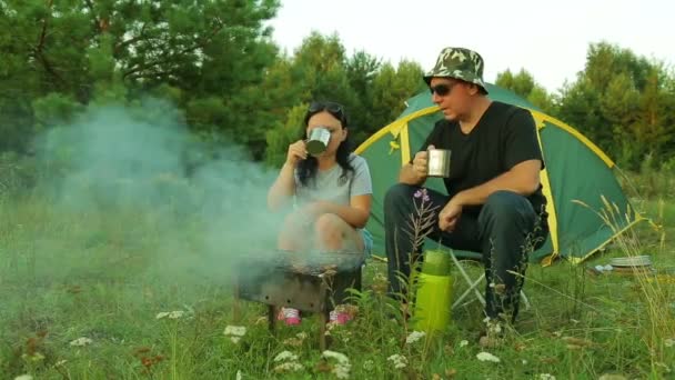Mężczyzna Kobieta Siedzą Pobliżu Namiotu Picia Herbaty Gotowanie Szaszłyk Grilla — Wideo stockowe