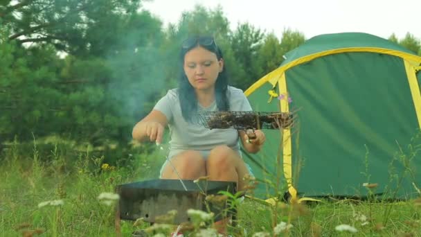 Молодая Женщина Возле Палатки Жарит Мясо Углях Пьет Чай — стоковое видео