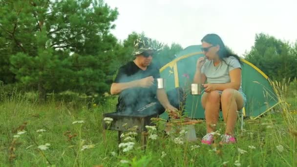 Een Man Een Vrouw Zitten Buurt Van Een Tent Eten — Stockvideo