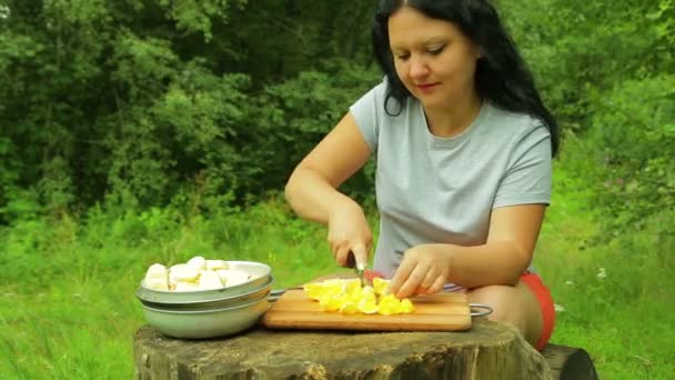 Жінка Нарізає Свіжі Апельсинові Фрукти Скибочками Дерев Яній Салатній Дошці — стокове відео