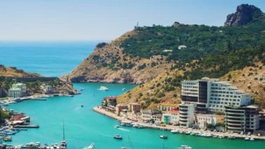 Dağlarda mt yerleşmesi. Yatlar körfezde yüzen. Zaman sukut. Yukarıdan görüntülemek.