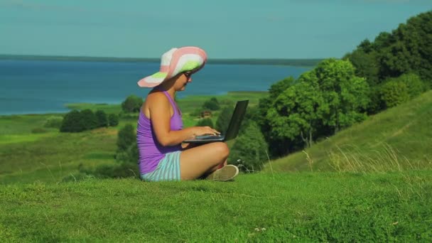 Una Mujer Sombrero Paja Sienta Una Montaña Con Vistas Lago — Vídeos de Stock