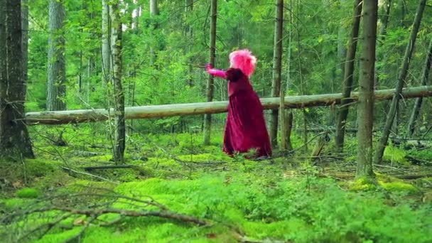 Молодая Ведьма Лесу Закрутит Посох Над Головой — стоковое видео