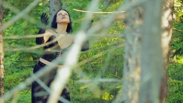 Une Joyeuse Sorcière Vêtements Noirs Tourbillonne Dans Danse Dans Forêt — Video