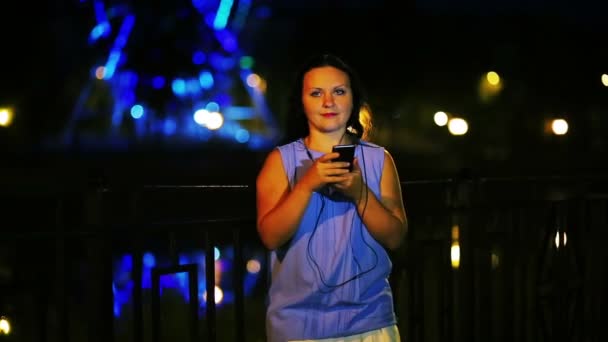 Joven Mujer Sonriente Muelle Auriculares Escucha Música Desde Teléfono Canta — Vídeo de stock