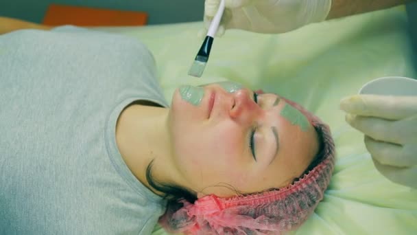 Handen Van Man Van Visagist Zetten Een Vloeibare Cosmetische Masker — Stockvideo