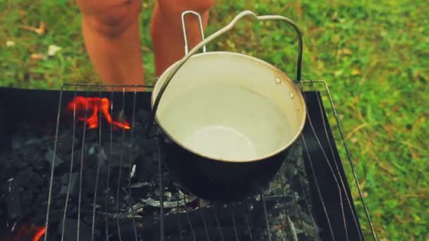 Eine Frauenhand Legt Pilze Für Die Suppe Auf Das Feuer — Stockvideo