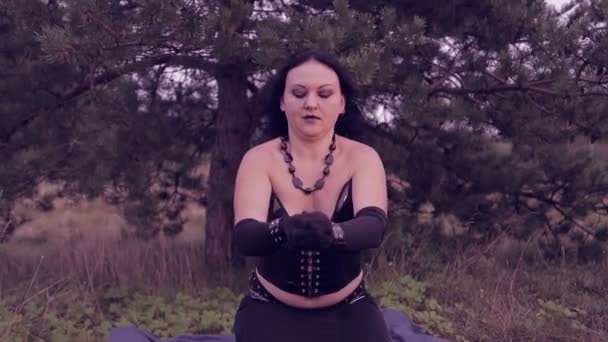 Молодая Ведьма Черном Бросает Белые Гальки Читает Заклинание Хэллоуин — стоковое видео