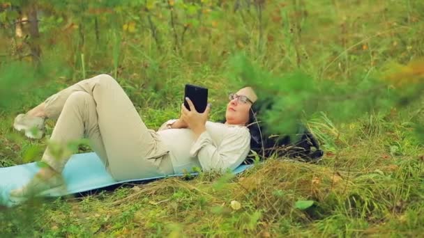 Szemüveg Egy Fiatal Parkban Fekszik Kommunikál Messenger — Stock videók