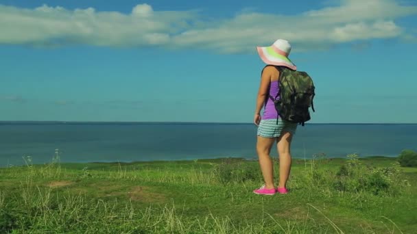 Una Mujer Sombrero Paja Con Una Mochila Detrás Espalda Encuentra — Vídeos de Stock