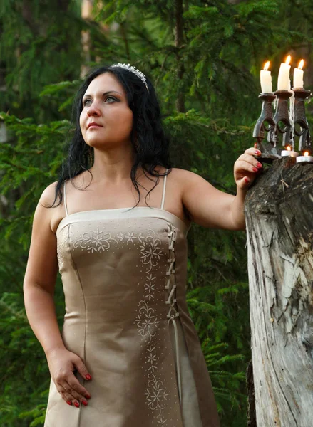 Eine Waldfee Weißer Kleidung Mit Einem Kerzenständer Entzündete Kerzen Wald — Stockfoto
