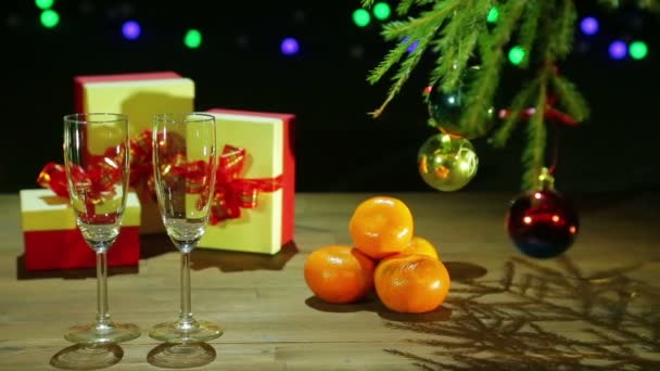 Champagneglazen Naast Kerstboom Geschenken Een Houten Tafel Een Zwarte Achtergrond — Stockvideo