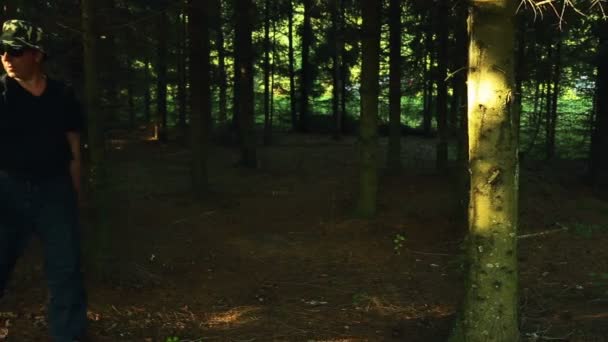 Мужчина Женщина Туристы Рюкзаками Идут Через Лес Солнечный День — стоковое видео