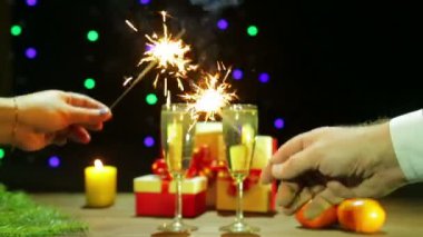 Bir erkek ve bir kadın Noel kutlaması / yeni yıl havai fişekleri aydınlatma.