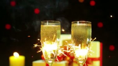 Bardak Bengal ışıklar Fireworks'ten bir arka plan üzerinde cızırdayan şampanya.