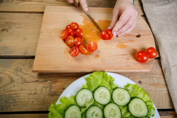 Sobre Una Mesa Madera Una Mujer Acuchilla Régimen Tomates Cherry — Foto de Stock