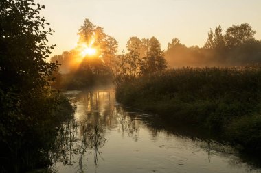 Sis Nehri şafakta. Yatay fotoğraf