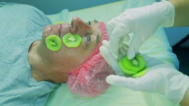 makyajcısı kadının ellerini kaldırır adam shanks kivi maskeden kişiden.