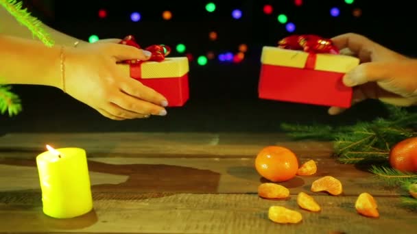 Mann und Frau tauschen Weihnachtsgeschenke aus — Stockvideo