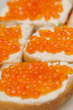 Çerçevede kırmızı havyar, dikey bir çerçeve ile birkaç sandviç vardır