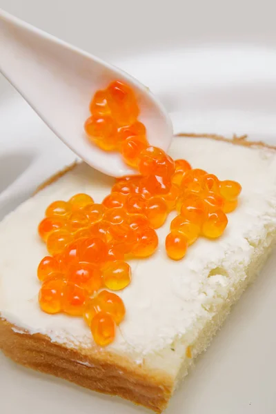 Cucchiaio Mette Caviale Rosso Sul Suo Pane Una Cornice Verticale — Foto Stock