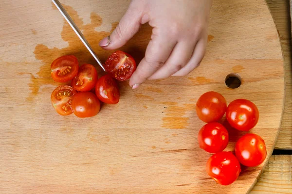 Una Mesa Madera Una Mujer Corta Tomates Cherry Para Una — Foto de Stock