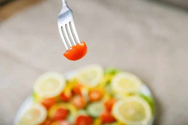 Tenedor Metal Con Trozo Tomate Está Sobre Fondo Verduras Foco — Foto de Stock