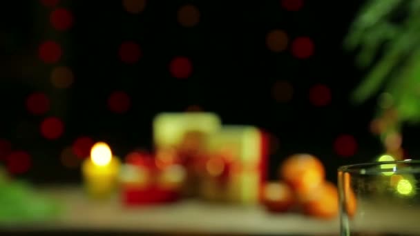Os copos com champanhe espumoso bateram um no outro na celebração do Ano Novo de Natal — Vídeo de Stock