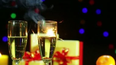 Tablo ve Bengal mum Fireworks'ten şampanya ile gözlük