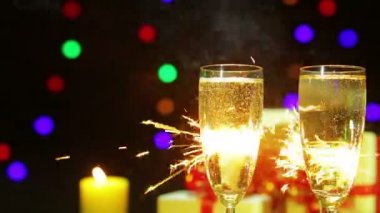 Bardak Bengal ışıklar Fireworks'ten bir arka plan üzerinde cızırdayan şampanya.