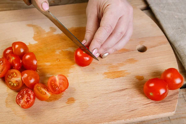 Una Tabla Cortar Una Mujer Apuñala Régimen Los Tomates Cherry — Foto de Stock