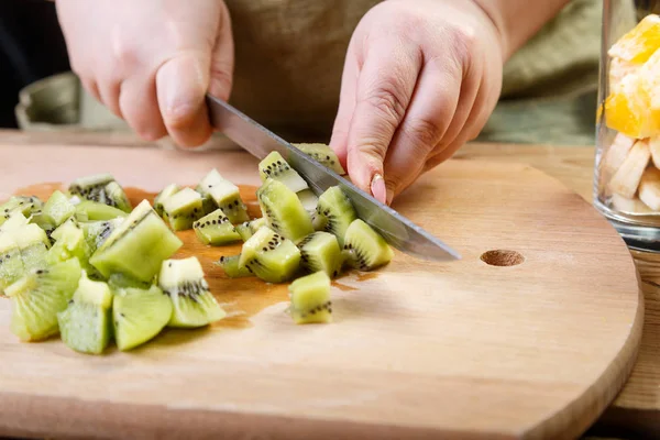 Una Mujer Corta Pedazos Pequeños Cuchillo Kiwi Una Tabla Madera — Foto de Stock