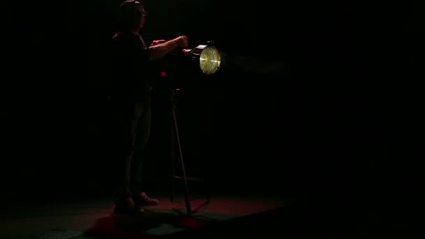 男照明プロファイル スポット ライトのダイヤフラムを開き、光を指示します。. — ストック動画