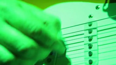 Elektro gitar üzerinde konser mens eli oynar..