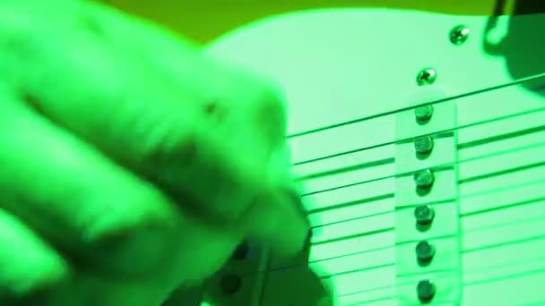 Na gitarze elektrycznej, grając na koncert męskie ręce. — Wideo stockowe