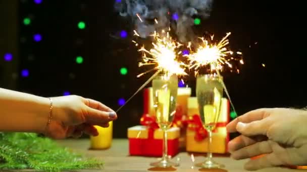 Un hombre y una mujer celebran Navidad Año Nuevo iluminación bengalas — Vídeo de stock