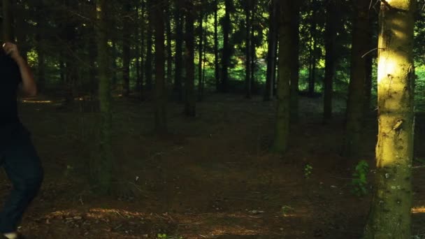 Чоловік турист з рюкзаком прогулює лісом . — стокове відео