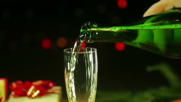 Mão masculina derramando champanhe de uma garrafa no copo . — Vídeo de Stock