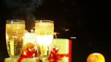Bardak Bengal ışıklar Fireworks'ten bir arka plan üzerinde cızırdayan şampanya.